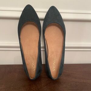 Vionic Women's Posey Perforated Laser Cut Pointed Toe Flats